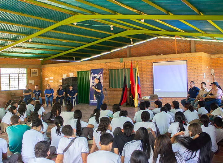 Docente del programa de administración de empresas realizando intervención