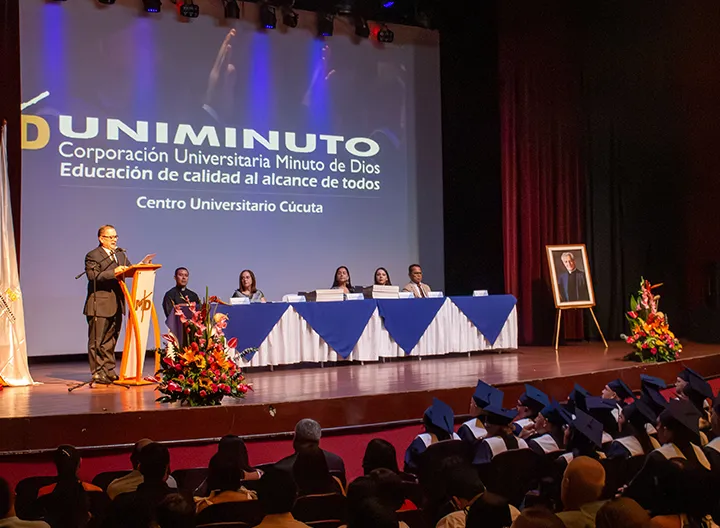 Rector Oriente dirigiendo su discurso durante la ceremonia