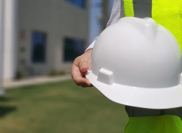 Ingeniero con casco en la mano