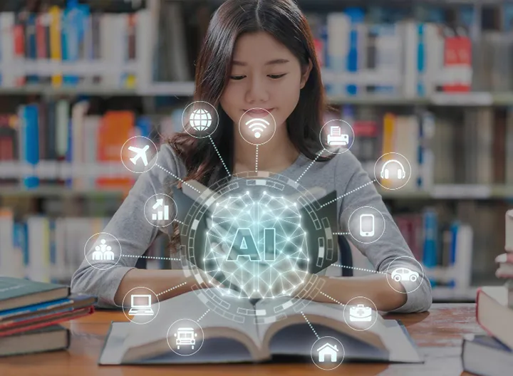 Niña estudiando un libro y rodeada de inteligencia artificial