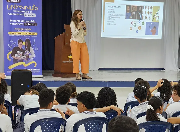 Docente de UNIMINUTO dictando una conferencia de salud mental en Urabá. 