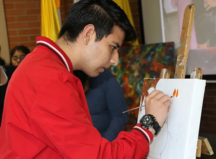 Estudiantes participan en espacios lúdicos y pedagógicos en la Bienal Híbrida de Arte al Barrio