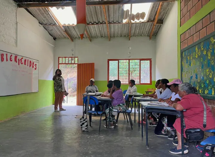 Estudiantes en salón de clases rural