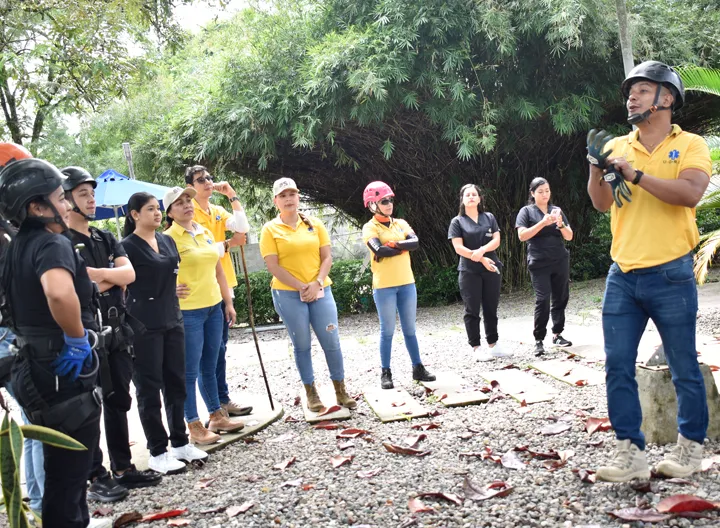 Estudiantes de Administración en Seguridad y Salud en el Trabajo durante prácticas de trabajo en alturas.3