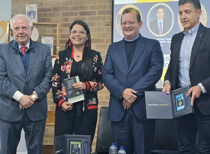 La docente Maureen Gutiérrez junto al padre Harold Castilla Devoz y otros autores del coleccionable Sinergya.