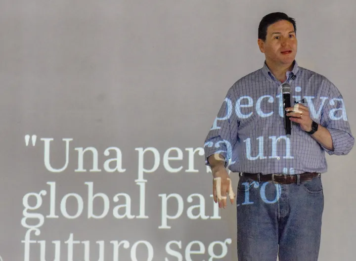 Juan Carlos Pinzón durante su conferencia en UNIMINUTO.