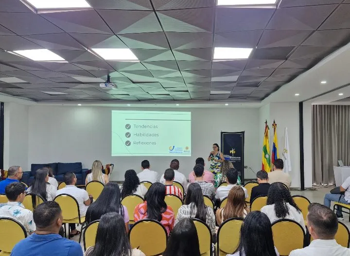 Foto del evento donde está presente el público y los ponentes