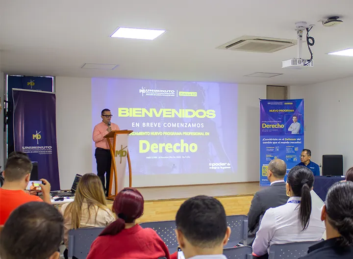 Rector Carlos Alberto Pabón Meneses realizando presentación del Programa de Derecho