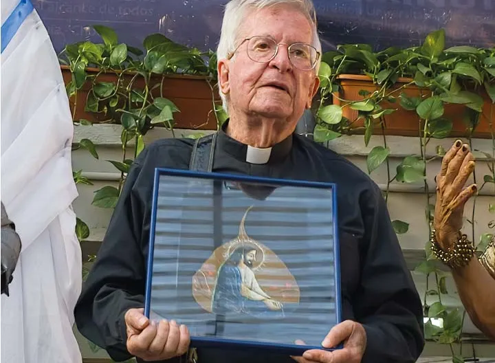 Padre Diego Jaramillo en la sede de Bello