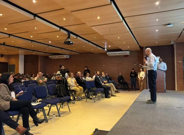 Foto de ponente y público