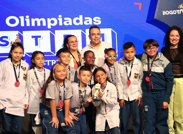estudiantes finalistas en olimpiadas STEM 2025