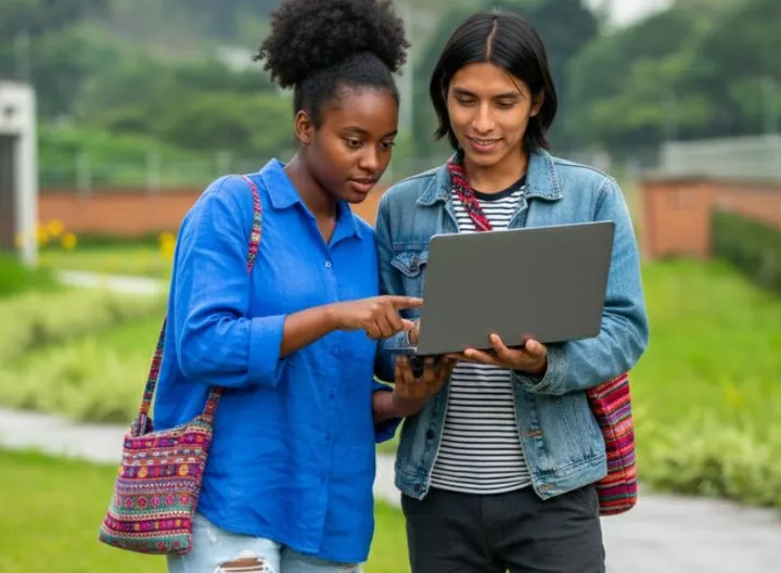 Estudiantes navegando en un computador