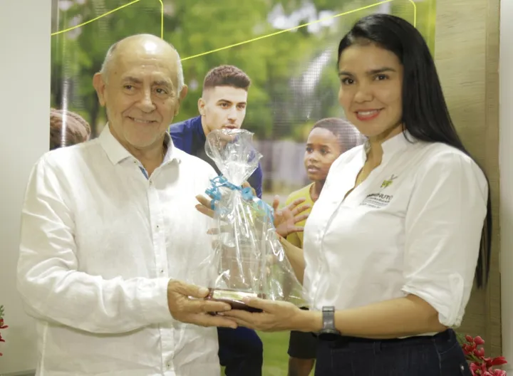 José María Yepes de la Torre y Martha Lugo Directora del Centro Universitario de Neiva