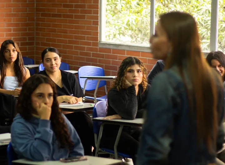profesora con estudiantes en aula de clase