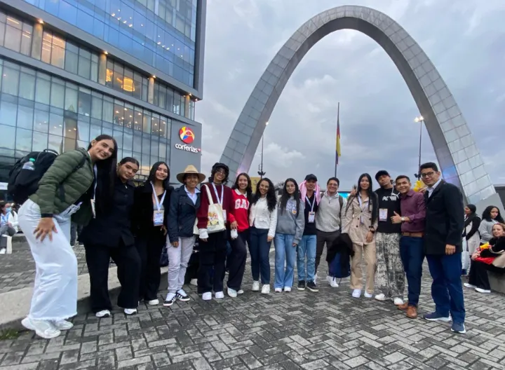 Estudiantes y docente del programa de Administración de Empresas Turísticas y Hoteleras de UNIMINUTO Sede Tolima-Huila en la entrada de Corferias, Bogotá, durante su visita académica a la Vitrina Turística ANATO 2026.