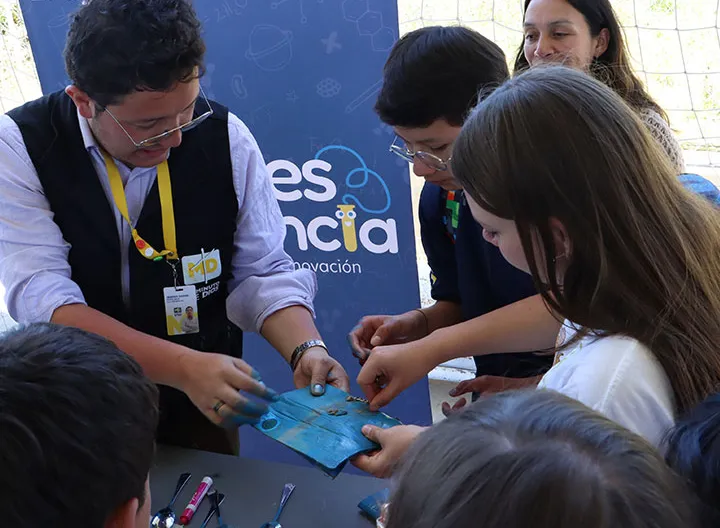  Estudiantes del colegio IED La Violeta en Sopó (Cundinamarca) realizan el experimento "Lo que no se ve, existe"
