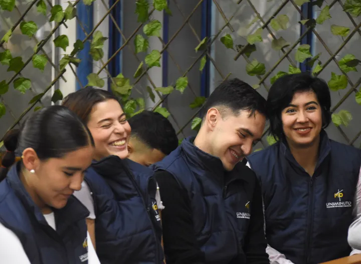 Grupo de estudiantes de UNIMINUTO participando en procesos de aprendizaje y servicio comunitario en el marco de la Inmersión Social.