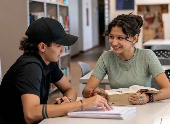 Estudiantes universitarios conversando
