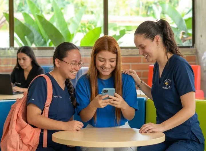 estudiantes universitarias viendo celular