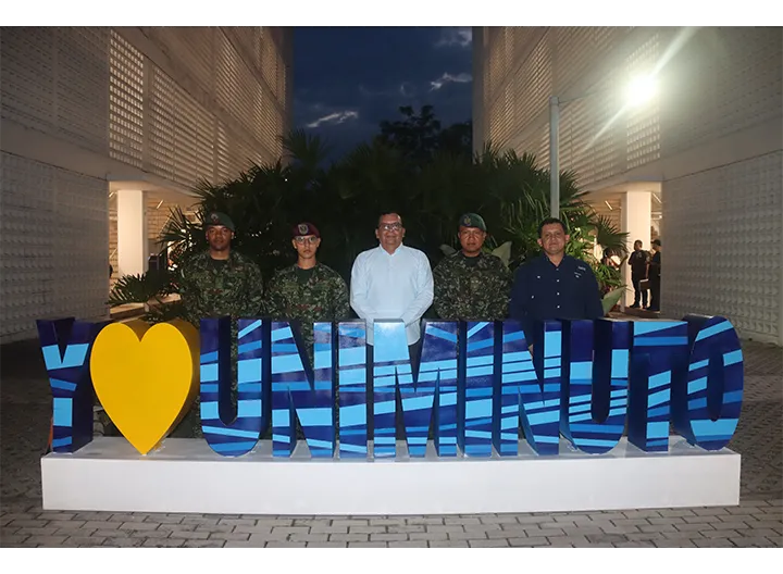 Grupo de participantes y representantes institucionales posan frente a un letrero de “Yo amo UNIMINUTO” en la sede Orinoquía-Amazonía durante la certificación del curso de drones.