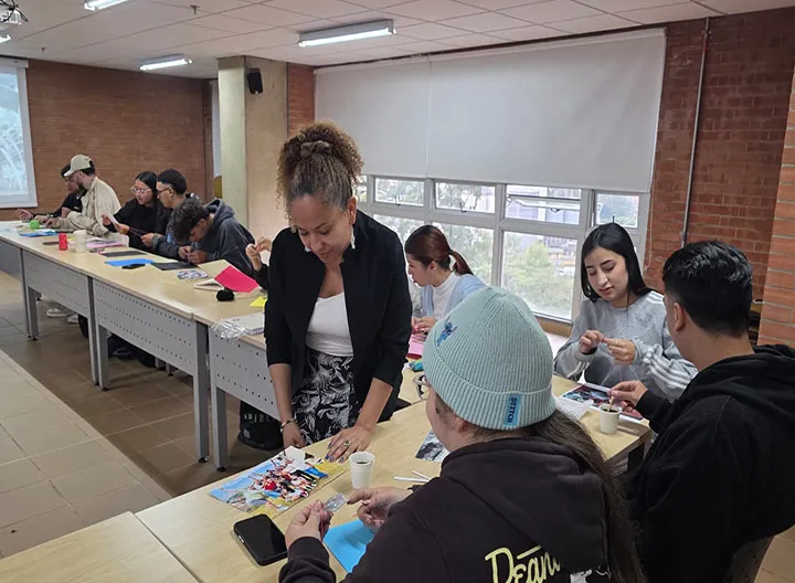 Docente indica el paso a paso del taller para bordar