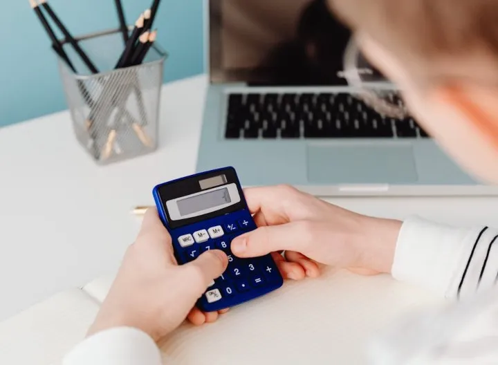Persona con calculadora en la mano