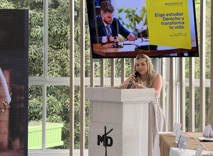 Docente del programa de Derecho de UNIMINUTO Sede Ibagué durante la presentación del programa en modalidad a distancia, en el marco del lanzamiento de la nueva oferta académica.