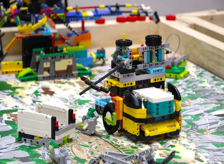 Robots LEGO construidos por jóvenes para la FIRST LEGO LEAGUE en Cali 