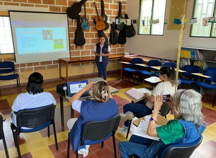 Estudiante universitaria en reunión con comunidad