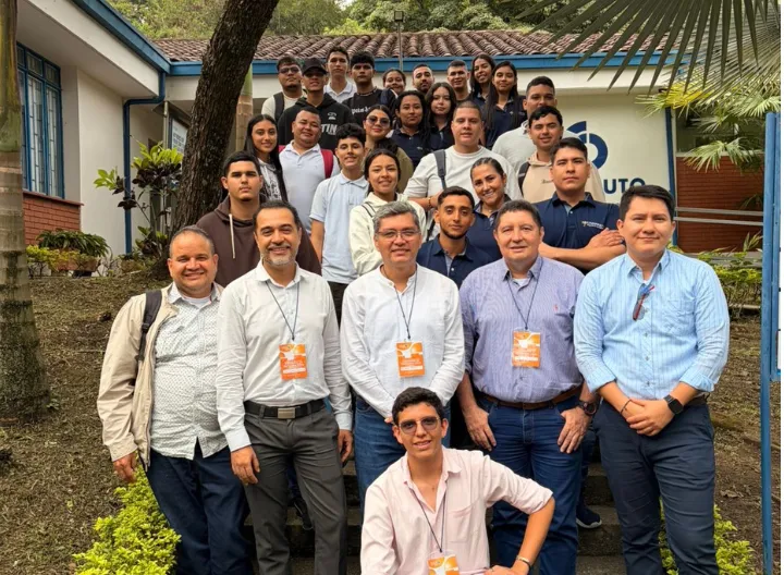 Grupo de ponentes y talleristas del FLISoL 2026 reunidos en UNIMINUTO Tolima–Huila, tras una jornada académica sobre software libre, inteligencia artificial e innovación tecnológica en Ibagué.