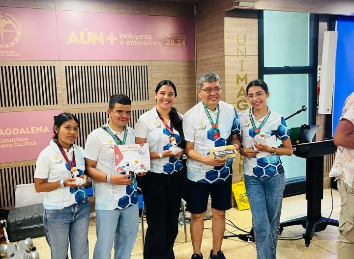 Grupo de estudiantes de Ingeniería de Sistemas de UNIMINUTO Neiva posando como ganadores en el TIRR Santa Marta 2026, tras obtener segundo lugar en SUMO RC y clasificar a competencia internacional en México.