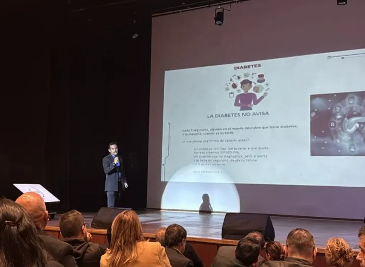 Foto de ponente y público