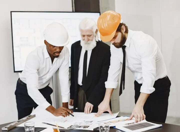 Ingenieros escribiendo en hojas