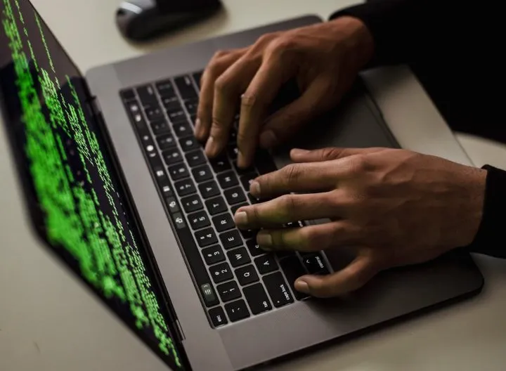 persona interactuando en computador