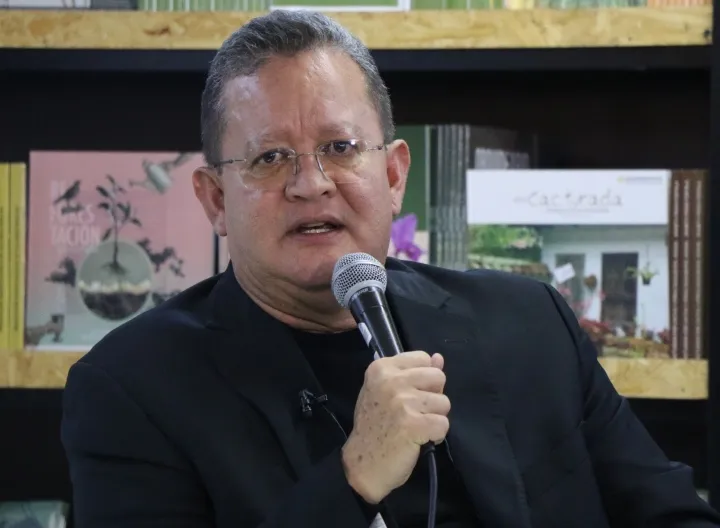 rector UNIMINUTO presenta su libro en la Filbo