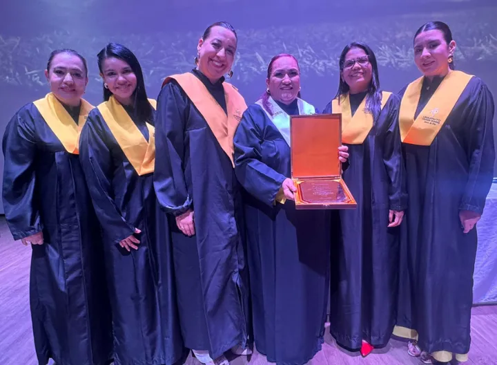 Egresada reconocida como la estudiante número 8.000 del Centro Universitario Neiva de UNIMINUTO posa junto a la rectora Carolina Tovar Torres, vicerrectoras, la directora del Centro Universitario Neiva durante la ceremonia de reconocimiento institucional por este hito académico