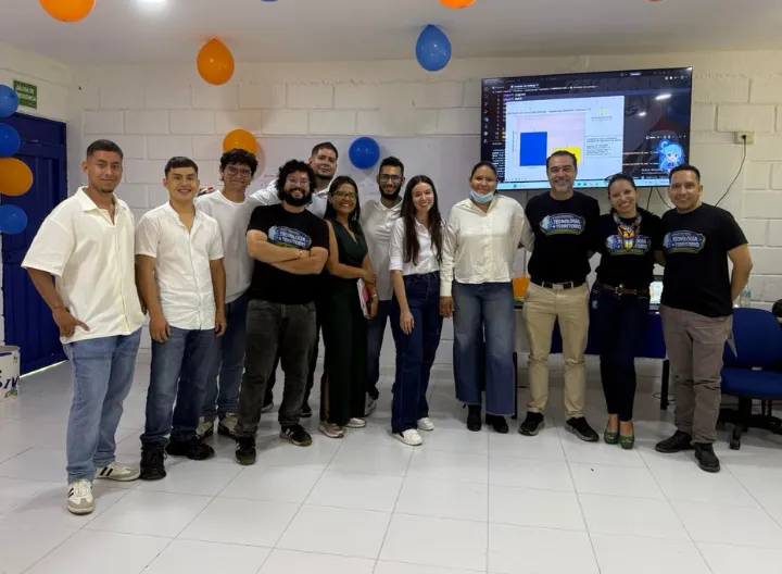 Jurados académicos observan y evalúan uno de los proyectos tecnológicos presentados por estudiantes de Ingeniería en Sistemas durante el I Simposio Internacional de Ingeniería “Tecnología + Territorio” realizado en UNIMINUTO Centro Universitario Lérida.