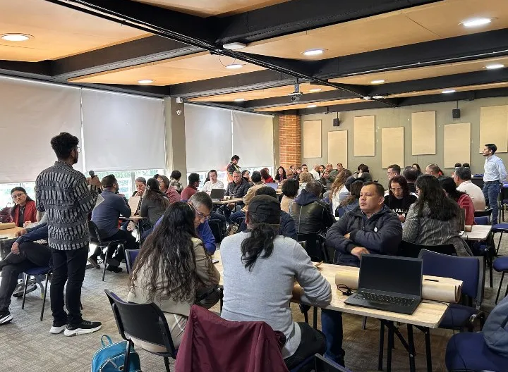 Foto de profesores en taller