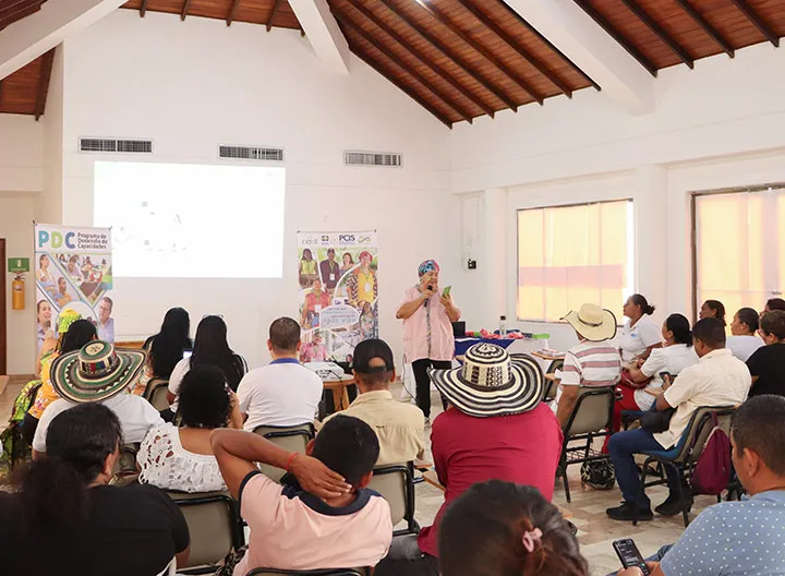 Emprendedores participantes en la feria de emprendimiento en Coveñas El origen de lo que somos.