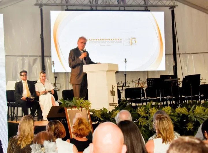 El Padre Camilo Bernal Hadad, CJM, dirige unas palabras a la comunidad académica durante la ceremonia de celebración de los 15 años de UNIMINUTO Ibagué.