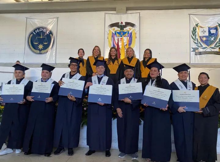 Graduandos de Comunicación Social del COIBA Picaleña celebran la obtención de su título profesional.