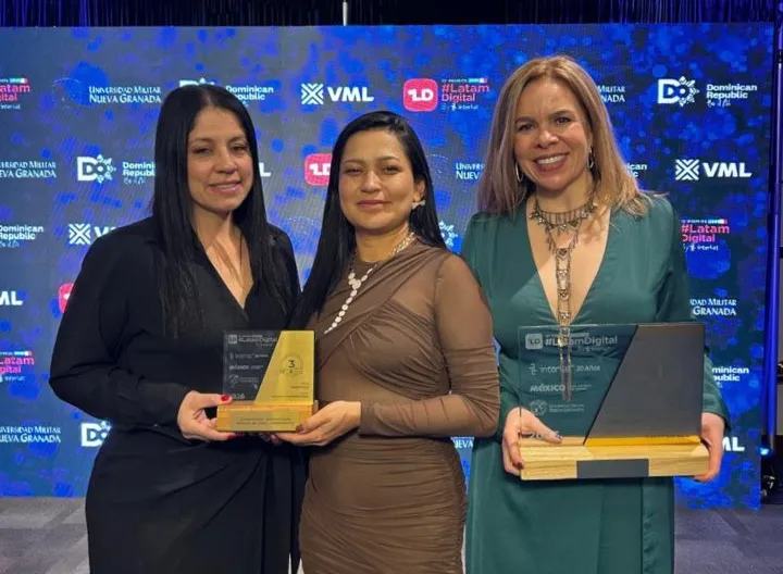 Foto de representantes de UNIMINUTO recibiendo los premios