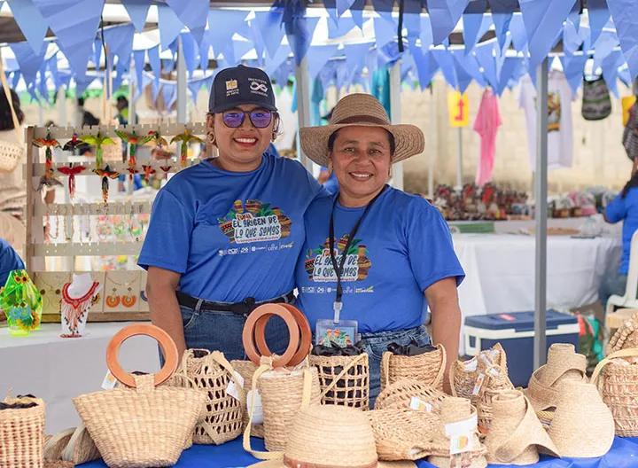 Artesanas de la región posan felices en su stand de tejidos, representando a los 180 emprendedores que participaron en la feria en el Golfo de Morrosquillo.