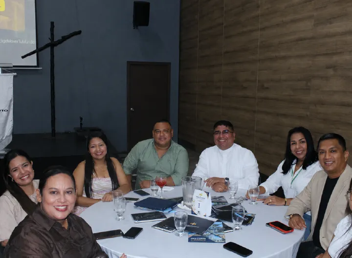 El rector de UNIMINUTO Caribe, directivos de la institución y representantes de empresas e instituciones aliadas durante la Cena de Aliados.