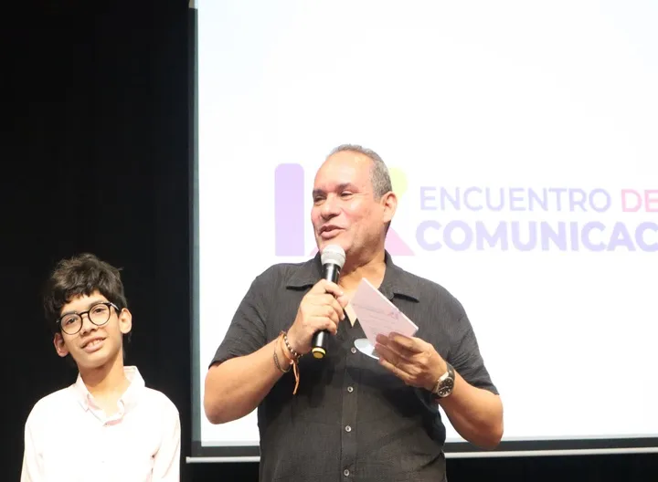 Docente Carlos Toncel recibió un reconocimiento a su labor de manos de su hijo