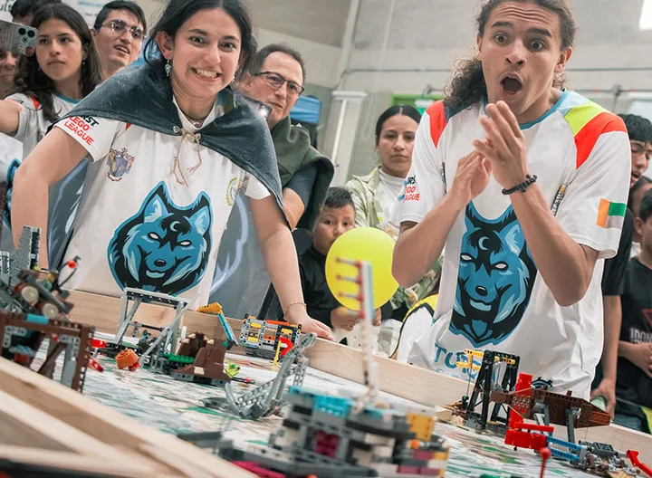 JóJóvenes compitiendo en el juego del robot de FIRST LEGO League Colombia 2026