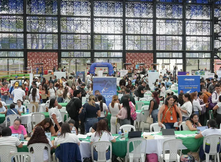  En el marco de Expo Empleo Norte, evento estratégico realizado en las instalaciones del Coliseo del Polideportivo Tulio Ospina de Bello, la Corporación Universitaria Minuto de Dios – UNIMINUTO reafirmó su rol transformador como puente entre la educación superior, los gobiernos locales y el empresariado.