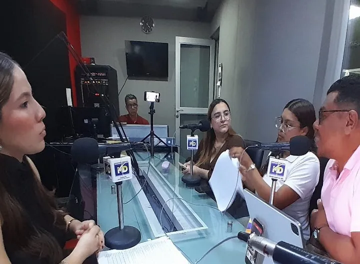 Estudiantes de Comunicación Social durante la transmisión del programa Voces UNIMINUTO