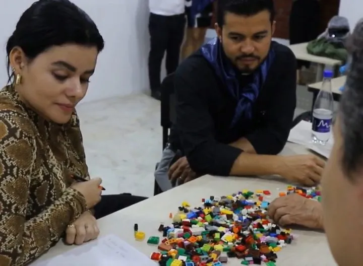 profesores interactuando con lego