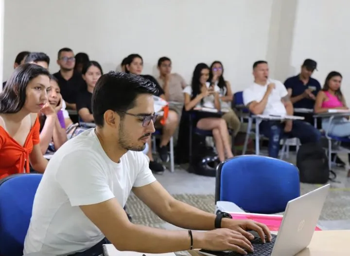 Estudiante en computador
